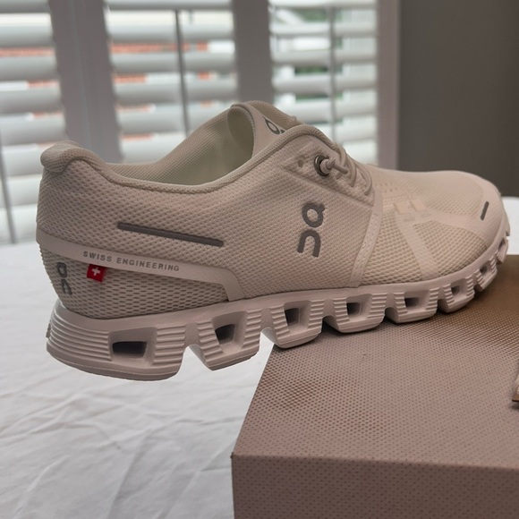 On Running Cloud 5 All White 59.98902 Running Shoes Women size 7 - Picture 5 of 13